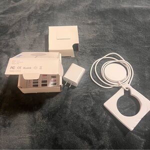 NWT White Wireless Magnetic Charger with Adapter for iphones
